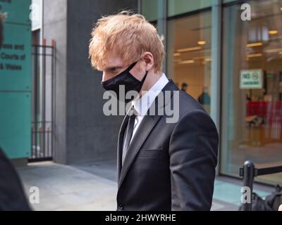 Ed Sheeran verlässt das Rolls Building, High Court im Zentrum von London, wo er wegen seines 2017 erspielten Songs „Shape of You“ Klage einbringt, nachdem die Songwriter Sami Chokri und Ross O'Donoghue behauptet hatten, dass der Song Teile eines ihrer Songs verletzt. Der Sänger begann am Montag, Live-Beweise zu liefern, als er leugnete, dass er sich Ideen von unbekannten Songwritern „leiht“. Bilddatum: Dienstag, 8. März 2022. Stockfoto