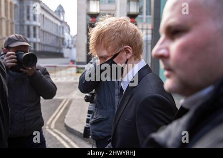 Ed Sheeran verlässt das Rolls Building, High Court im Zentrum von London, wo er wegen seines 2017 erspielten Songs „Shape of You“ Klage einbringt, nachdem die Songwriter Sami Chokri und Ross O'Donoghue behauptet hatten, dass der Song Teile eines ihrer Songs verletzt. Der Sänger begann am Montag, Live-Beweise zu liefern, als er leugnete, dass er sich Ideen von unbekannten Songwritern „leiht“. Bilddatum: Dienstag, 8. März 2022. Stockfoto