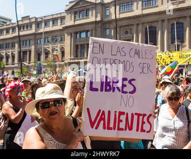 Frau mit einem Banner beim Streik zum Internationalen Frauentag 8M - Santiago, Chile - 08. März 2020 Stockfoto