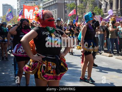 Frauen tanzen beim Internationalen Frauentag 8M Strike - Santiago, Chile - 08. März 2020 Stockfoto