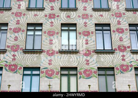 Fassade der berühmten Jugendstilhäuser von Otto Wagner in der Linken Wienzeile in Wien, Österreich, Europa - Fassade der berühmten Jugendstilhäuser Stockfoto