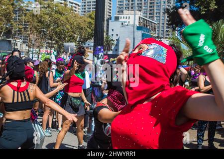 Frauen tanzen beim Internationalen Frauentag 8M Strike - Santiago, Chile - 08. März 2020 Stockfoto