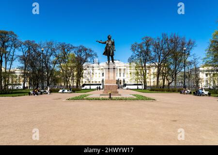 Sankt Petersburg, Russland - 2019. Mai: Alexander Puschkin-Denkmal auf dem Kunstplatz. Architektur Sommerlandschaft von St. Petersburg Wahrzeichen. Stockfoto