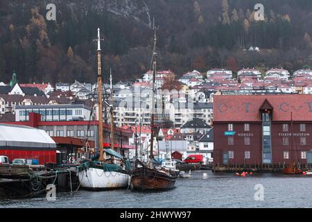 Bergen, Norwegen - 16. November 2017: Blick auf die Altstadt von Bergen mit Booten und dem Norwegen Fisheries Museum Stockfoto