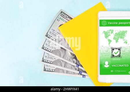 Gelb ein Stück Papier, us-Dollar und Smartphone mit gültigem digitalen Impfzertifikat QR-Code für COVID-19 Stockfoto