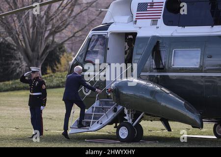 Washington, Usa. 08. März 2022. Präsident Joe Biden ist am 8. März 2022 in Washington, DC, an der Marine One im Vorstand. Präsident Biden reist nach Fort Worth, Texas. Foto von Oliver Contreras/UPI Credit: UPI/Alamy Live News Stockfoto