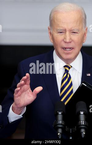 Der US-Präsident Joe Biden kündigt im Roosevelt Room des Weißen Hauses am 8. März 2022 in Washington, DC, Maßnahmen an, um Russland weiterhin für seinen Krieg gegen die Ukraine zur Verantwortung zu ziehen. Die Regierung Biden hat den Angriff Russlands auf die Ukraine als „unprovoziert und ungerechtfertigt“ bezeichnet. Quelle: Oliver Contreras/Pool via CNP /MediaPunch Stockfoto