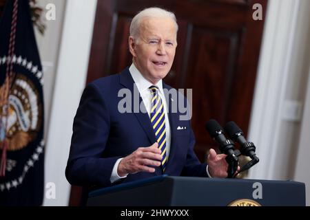 Der US-Präsident Joe Biden kündigt im Roosevelt Room des Weißen Hauses am 8. März 2022 in Washington, DC, Maßnahmen an, um Russland weiterhin für seinen Krieg gegen die Ukraine zur Verantwortung zu ziehen. Die Regierung Biden hat den Angriff Russlands auf die Ukraine als „unprovoziert und ungerechtfertigt“ bezeichnet. Quelle: Oliver Contreras/Pool via CNP /MediaPunch Stockfoto
