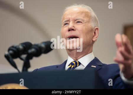 Der US-Präsident Joe Biden kündigt im Roosevelt Room des Weißen Hauses am 8. März 2022 in Washington, DC, Maßnahmen an, um Russland weiterhin für seinen Krieg gegen die Ukraine zur Verantwortung zu ziehen. Die Regierung Biden hat den Angriff Russlands auf die Ukraine als „unprovoziert und ungerechtfertigt“ bezeichnet. Quelle: Oliver Contreras/Pool via CNP /MediaPunch Stockfoto