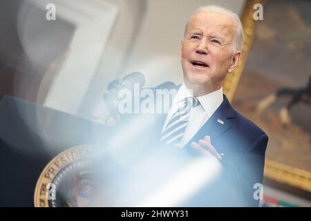Der US-Präsident Joe Biden kündigt im Roosevelt Room des Weißen Hauses am 8. März 2022 in Washington, DC, Maßnahmen an, um Russland weiterhin für seinen Krieg gegen die Ukraine zur Verantwortung zu ziehen. Die Regierung Biden hat den Angriff Russlands auf die Ukraine als „unprovoziert und ungerechtfertigt“ bezeichnet. Quelle: Oliver Contreras/Pool via CNP /MediaPunch Stockfoto
