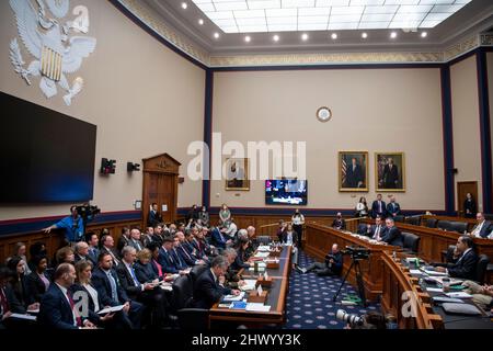 Washington, Vereinigte Staaten Von Amerika. 08. März 2022. Christopher Wray, Direktor des Federal Bureau of Investigation, erscheint am Dienstag, den 8. März 2022, vor einer Anhörung des Repräsentantenhauses über weltweite Bedrohungen im Bürogebäude des Rayburn House in Washington, DC. Quelle: Rod Lampey/CNP/Sipa USA Quelle: SIPA USA/Alamy Live News Stockfoto