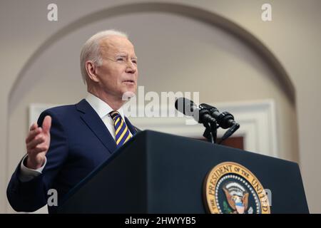 Der US-Präsident Joe Biden kündigt im Roosevelt Room des Weißen Hauses am 8. März 2022 in Washington, DC, Maßnahmen an, um Russland weiterhin für seinen Krieg gegen die Ukraine zur Verantwortung zu ziehen. Die Regierung Biden hat den Angriff Russlands auf die Ukraine als „unprovoziert und ungerechtfertigt“ bezeichnet. Quelle: Oliver Contreras/Pool via CNP /MediaPunch Stockfoto