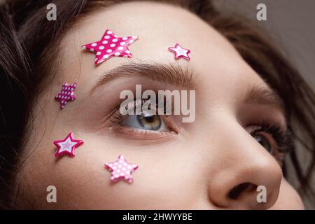 Nahaufnahme schönes Makro Frau Auge mit extrem langen gefälschten Wimpern. Stockfoto