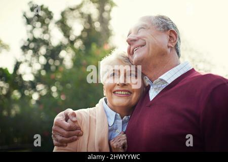 Genießen Sie ihren Ruhestand. Aufnahme eines liebevollen älteren Ehepaares, das sich draußen amüsieren kann. Stockfoto
