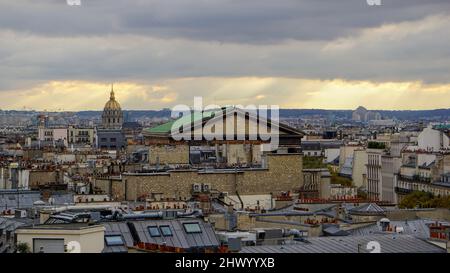 Luftaufnahme von Paris bei Sonnenuntergang (Frankreich) Stockfoto