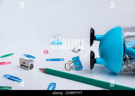 Schreibwaren, Bleistift- und Bleistiftspitzer sowie Büroklammern auf weißem Hintergrund. Stockfoto