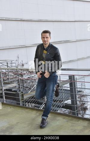 Köln, Deutschland. 07. März 2022. Der Schauspieler Bastian Semm ist in der RTL-Serie 'alles was zählt' ab 14.03.2022 als Geschäftsmann Casper Seitz zu sehen. Quelle: Horst Galuschka/dpa/Alamy Live News Stockfoto