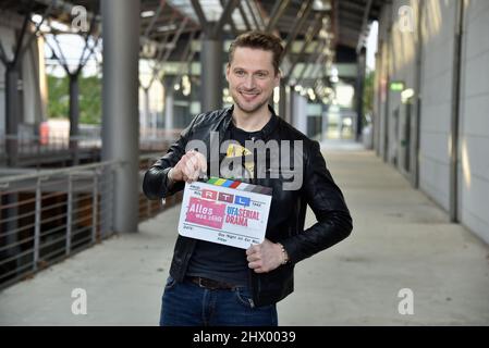 Köln, Deutschland. 07. März 2022. Der Schauspieler Bastian Semm ist in der RTL-Serie 'alles was zählt' ab 14.03.2022 als Geschäftsmann Casper Seitz zu sehen. Quelle: Horst Galuschka/dpa/Alamy Live News Stockfoto