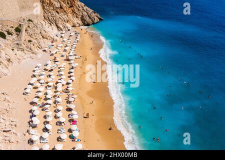 Luftaufnahme des Kaputas Beach in Kas. Kalkan, Antalya, Türkei. Lykische Art. Sommer- und Urlaubskonzept Stockfoto