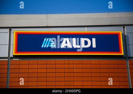 London, Großbritannien. 8. März 2022. Eine Filiale von Aldi Supermarkt. (Bild: © Dinendra Haria/SOPA Images via ZUMA Press Wire) Stockfoto