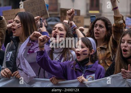 Barcelona, Spanien. 08. März 2022. Eine Gruppe junger Demonstranten ruft während einer feministischen Demonstration auf der Plaza Sant Jaume Parolen. Tausende von jungen Studentinnen, die von der Studentenschaft gerufen wurden, sind auf die Straßen von Barcelona gegangen, um den Protesttag des Internationalen Frauentags zu feiern. (Foto von Paco Freire/SOPA Images/Sipa USA) Quelle: SIPA USA/Alamy Live News Stockfoto