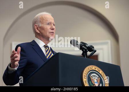 Washington, DC. 8. März 2022. Der US-Präsident Joe Biden kündigt im Roosevelt Room des Weißen Hauses am 8. März 2022 in Washington, DC, Maßnahmen an, um Russland weiterhin für seinen Krieg gegen die Ukraine zur Verantwortung zu ziehen. Die Regierung Biden hat den Angriff Russlands auf die Ukraine als „unprovoziert und ungerechtfertigt“ bezeichnet. Quelle: Oliver Contreras/Pool via CNP/dpa/Alamy Live News Stockfoto