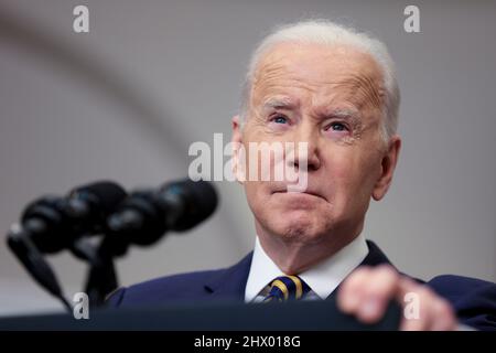 Washington, DC. 8. März 2022. Der US-Präsident Joe Biden kündigt im Roosevelt Room des Weißen Hauses am 8. März 2022 in Washington, DC, Maßnahmen an, um Russland weiterhin für seinen Krieg gegen die Ukraine zur Verantwortung zu ziehen. Die Regierung Biden hat den Angriff Russlands auf die Ukraine als „unprovoziert und ungerechtfertigt“ bezeichnet. Quelle: Oliver Contreras/Pool via CNP/dpa/Alamy Live News Stockfoto