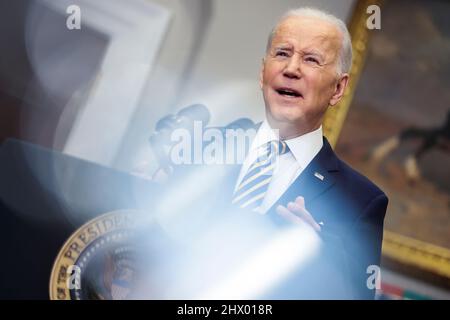 Washington, DC. 8. März 2022. Der US-Präsident Joe Biden kündigt im Roosevelt Room des Weißen Hauses am 8. März 2022 in Washington, DC, Maßnahmen an, um Russland weiterhin für seinen Krieg gegen die Ukraine zur Verantwortung zu ziehen. Die Regierung Biden hat den Angriff Russlands auf die Ukraine als „unprovoziert und ungerechtfertigt“ bezeichnet. Quelle: Oliver Contreras/Pool via CNP/dpa/Alamy Live News Stockfoto
