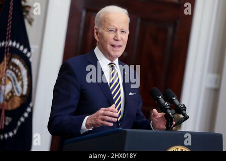 Washington, DC. 8. März 2022. Der US-Präsident Joe Biden kündigt im Roosevelt Room des Weißen Hauses am 8. März 2022 in Washington, DC, Maßnahmen an, um Russland weiterhin für seinen Krieg gegen die Ukraine zur Verantwortung zu ziehen. Die Regierung Biden hat den Angriff Russlands auf die Ukraine als „unprovoziert und ungerechtfertigt“ bezeichnet. Quelle: Oliver Contreras/Pool via CNP/dpa/Alamy Live News Stockfoto