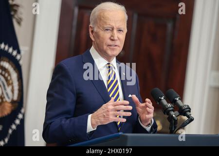 Washington, DC. 8. März 2022. Der US-Präsident Joe Biden kündigt im Roosevelt Room des Weißen Hauses am 8. März 2022 in Washington, DC, Maßnahmen an, um Russland weiterhin für seinen Krieg gegen die Ukraine zur Verantwortung zu ziehen. Die Regierung Biden hat den Angriff Russlands auf die Ukraine als „unprovoziert und ungerechtfertigt“ bezeichnet. Quelle: Oliver Contreras/Pool via CNP/dpa/Alamy Live News Stockfoto