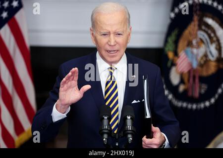 Washington, DC. 8. März 2022. Der US-Präsident Joe Biden kündigt im Roosevelt Room des Weißen Hauses am 8. März 2022 in Washington, DC, Maßnahmen an, um Russland weiterhin für seinen Krieg gegen die Ukraine zur Verantwortung zu ziehen. Die Regierung Biden hat den Angriff Russlands auf die Ukraine als „unprovoziert und ungerechtfertigt“ bezeichnet. Quelle: Oliver Contreras/Pool via CNP/dpa/Alamy Live News Stockfoto