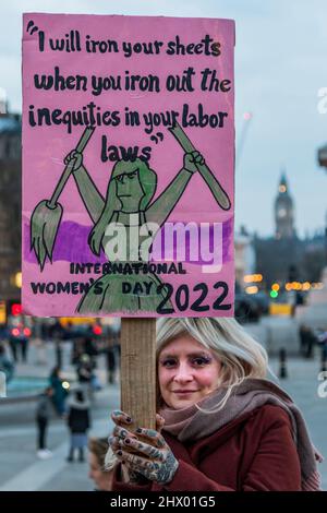 London, Großbritannien. 8. März 2022. Lateinamerikanische Frauen versammeln sich, um gegen Gewalt gegen Frauen auf ihrem Subkontinent zu protestieren und den Internationalen Frauentag zu feiern. Kredit: Guy Bell/Alamy Live Nachrichten Stockfoto