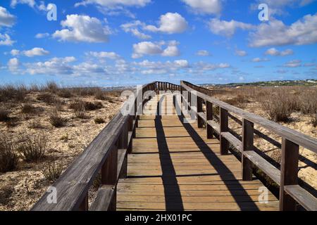 Promenade schlängelt sich durch Mündungsgebiete und Sümpfe, Alvor, Algarve-Küste, Süd-Portugal, Europa Stockfoto