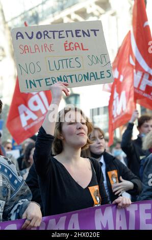 Großer Erfolg in Paris zum Internationalen Tag der Rechte der Frau Stockfoto