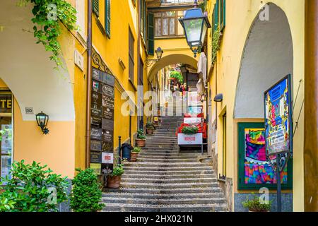 Bellagio borgo am Comer See, Italien. Gasse und Geschäfte. Stockfoto