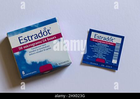 „Estradot“-Hormon- oder Östrogenersatztherapie. „Novartis“ Internationales Pharmaunternehmen. HRT-Patch, der von Frauen während der Wechseljahre verwendet wird Stockfoto
