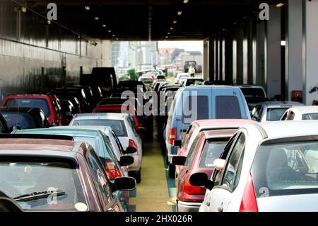 Autos warten im dichten Verkehr Stockfoto