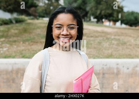 Porträt eines lächelnden jungen hispanischen Latina-Schülers an der Universität des Campus Stockfoto