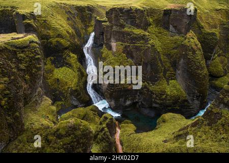 Der Fluss Fjaðrá fließt durch den wunderschönen Fjadrargljufur Canyon. Südisland. Herbstlicher Tag bedeckt. Es liegt in der Nähe der Ringstraße, nicht weit von Th Stockfoto