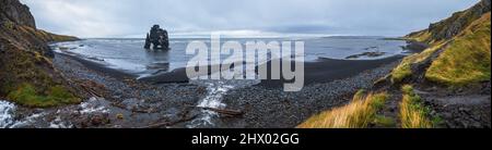 Der trinkende Elefant oder Nashorn, Basalt Stapel Hvitserkur entlang der östlichen Küste der Halbinsel Vatnsnes, im Nordwesten Islands. Super Rock Structu Stockfoto