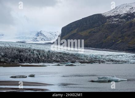 Skaftafellsjokull-Gletscher, Island. Gletscherzunge gleitet von der Vatnajokull-Eiskappe oder dem Vatna-Gletscher in der Nähe des subglazialen Esjufjoll-Vulkans. gletschersee Stockfoto