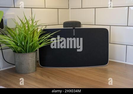 Weiße Sonos spielen 5 in einer Küche mit einem Amazon Alexa Dot Stockfoto