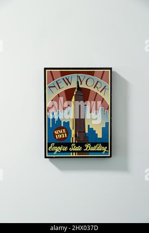 New Yorker Kühlschrankmagnet im Art déco-Stil auf weißem Hintergrund mit dem Empire State Building Stockfoto