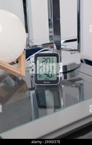 Digitales Haushaltsthermometer mit Feuchtigkeitssensor, zeigt 20 Grad an Stockfoto