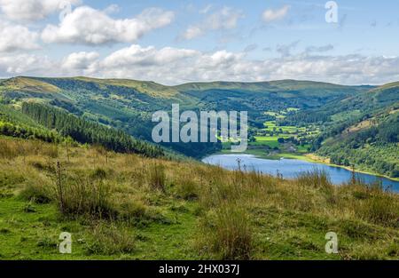 Eine fantastische Aussicht auf das Talybont Valley im Brecon Beacons National Park im August Stockfoto