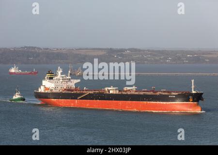 Whitegate, Cork, Irland. 08.. März 2022. Schlepper DSG Alex begleitet den Tanker Myrtos Ölraffinerie, nachdem sie ihre Ladung US-Rohöl in Whitegate, Co. Cork, Irland, entladen hat - Bild David Creedon Stockfoto