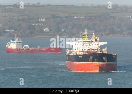 Whitegate, Cork, Irland. 08.. März 2022. Der Tanker Myrtos verlässt den Hafen, nachdem er seine Rohölladung in der Whitegate Oil Refinery in Whitegate, Co. Cork, Irland, entladen hat. - Bild David Creedon Stockfoto