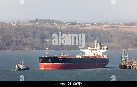 Whitegate, Cork, Irland. 08.. März 2022. Das Schlepper DSG Titan zieht den Tanker Myrtos vom Anleger weg, als sie die Ölraffinerie verlässt, nachdem sie ihre Ladung US-Rohöl in Whitegate, Co. Cork, Irland, entladen hat - Bild David Creedon Stockfoto