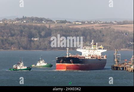 Whitegate, Cork, Irland. 08.. März 2022. Die Schlepper DSG Titan und DSG Alex ziehen den Tanker Myrtos vom Anleger weg, als sie die Ölraffinerie verlässt, nachdem sie ihre Ladung US-Rohöl in Whitegate, Co. Cork, Irland, entladen hat - Bild David Creedon Stockfoto