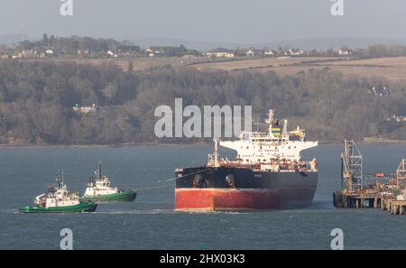 Whitegate, Cork, Irland. 08.. März 2022. Die Schlepper DSG Titan und DSG Alex ziehen den Tanker Myrtos vom Anleger weg, als sie die Ölraffinerie verlässt, nachdem sie ihre Ladung US-Rohöl in Whitegate, Co. Cork, Irland, entladen hat - Bild David Creedon Stockfoto